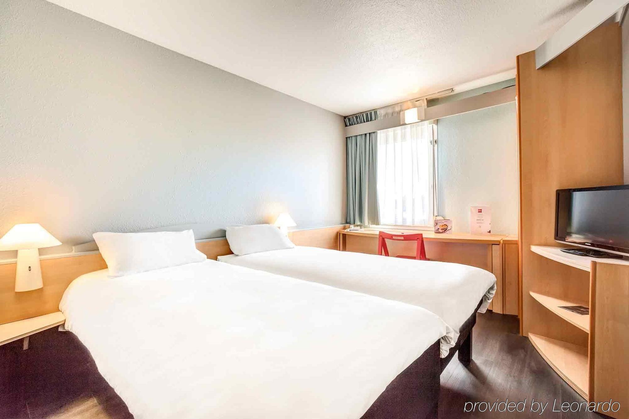 ไอบิส อาแฌ็ง ซองทร์ Hotel อาฌ็อง ภายนอก รูปภาพ