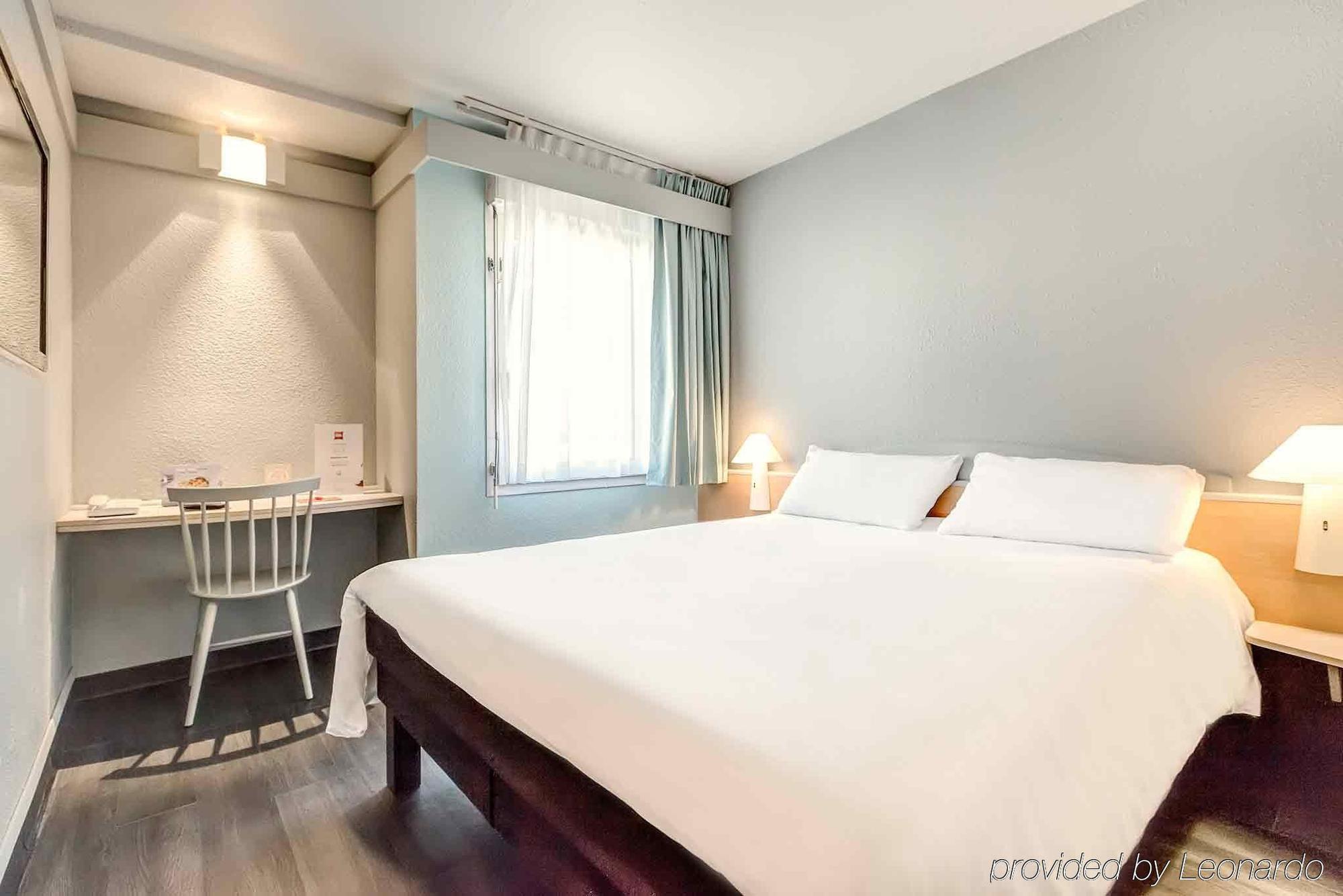 ไอบิส อาแฌ็ง ซองทร์ Hotel อาฌ็อง ภายนอก รูปภาพ