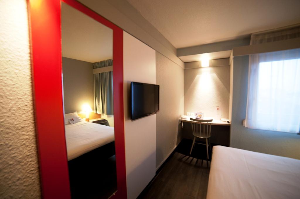 ไอบิส อาแฌ็ง ซองทร์ Hotel อาฌ็อง ภายนอก รูปภาพ