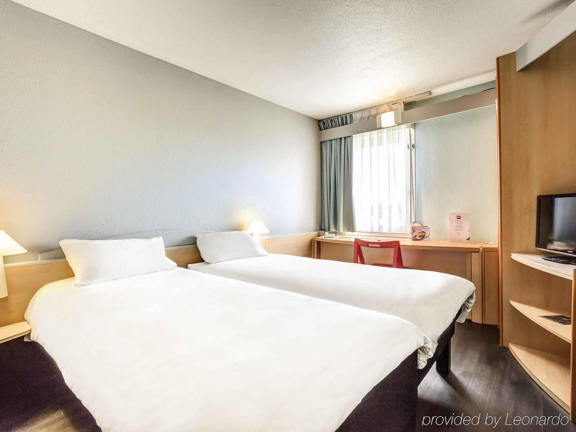 ไอบิส อาแฌ็ง ซองทร์ Hotel อาฌ็อง ภายนอก รูปภาพ